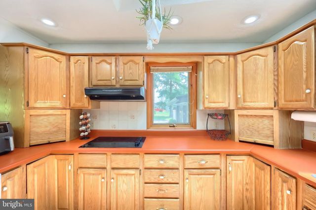 6106 E HILL TOP DR E, Spring Grove, PA 17362