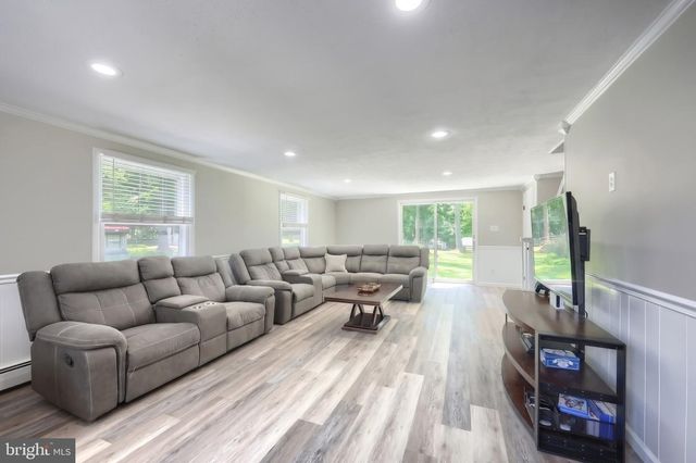 6106 E HILL TOP DR E, Spring Grove, PA 17362