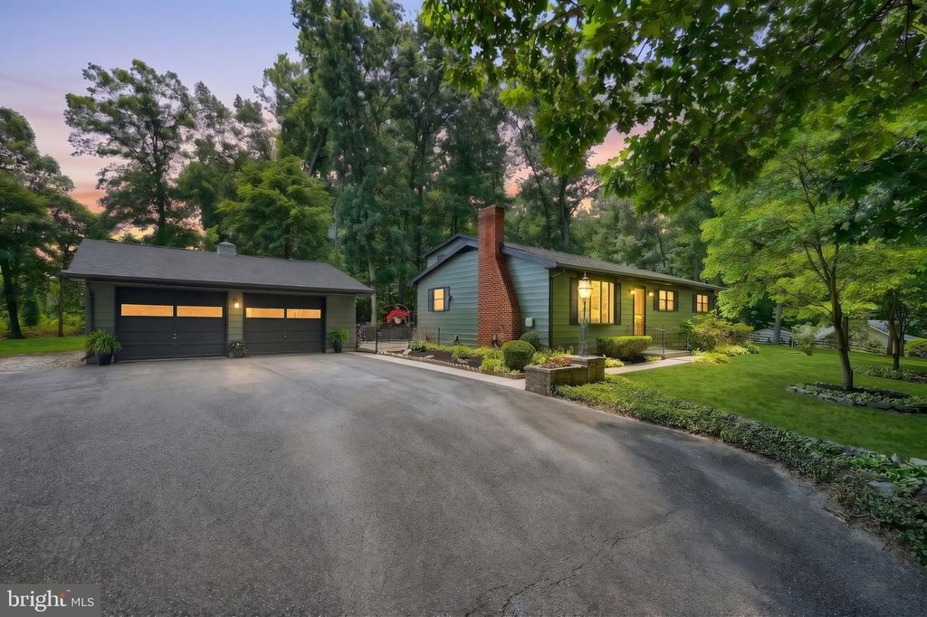 6106 E HILL TOP DR E, Spring Grove, PA 17362