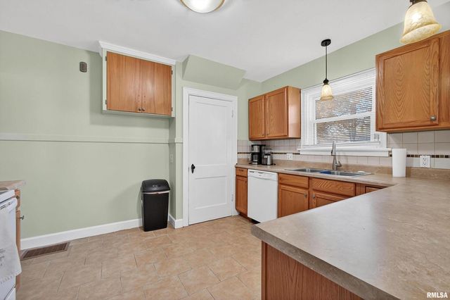 803 HOLMES Street, Bettendorf, IA 52722