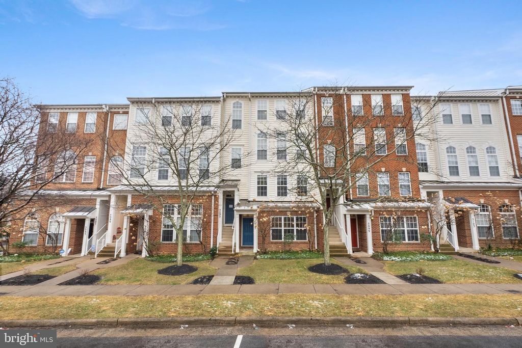 Image 1 of property listing at 5095 ANCHORSTONE DR #5095, Woodbridge, VA 22192