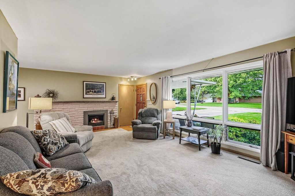 219 Heidel ROAD, Thiensville, WI 53092