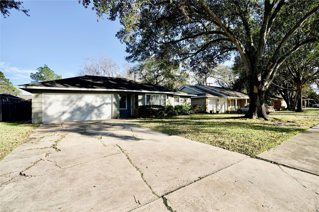 8733 Robindell Drive, Houston, TX 77074