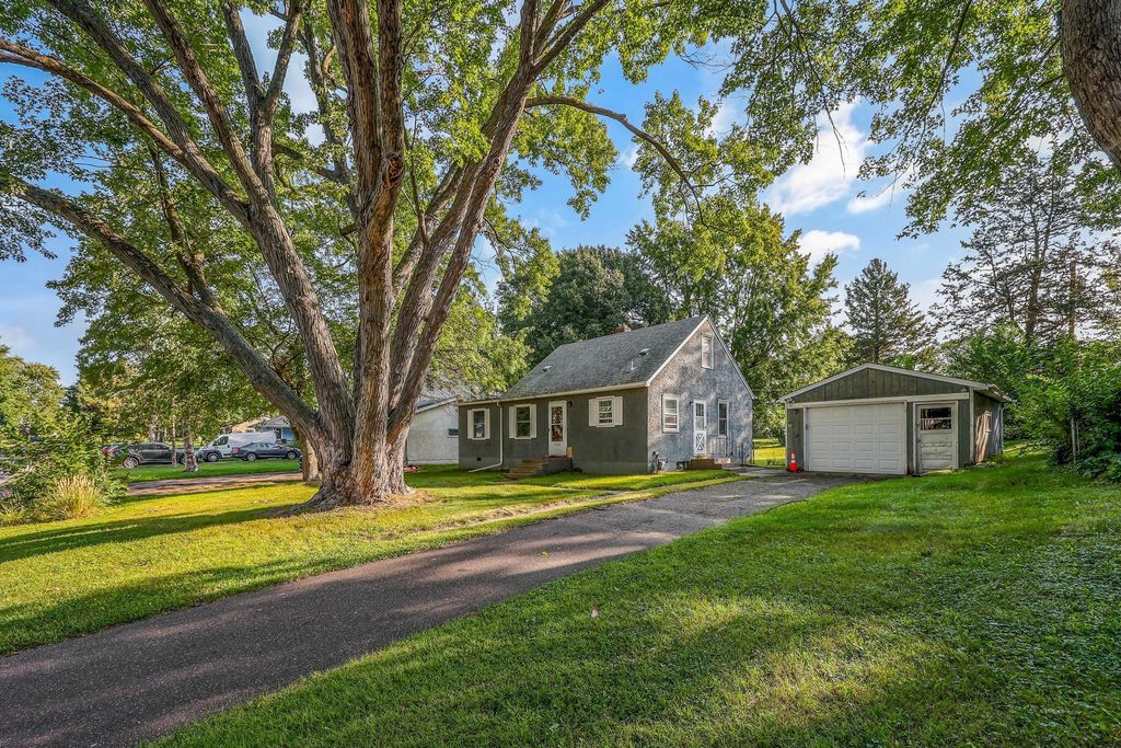 1704 Gurney Street N, Maplewood, MN 55117