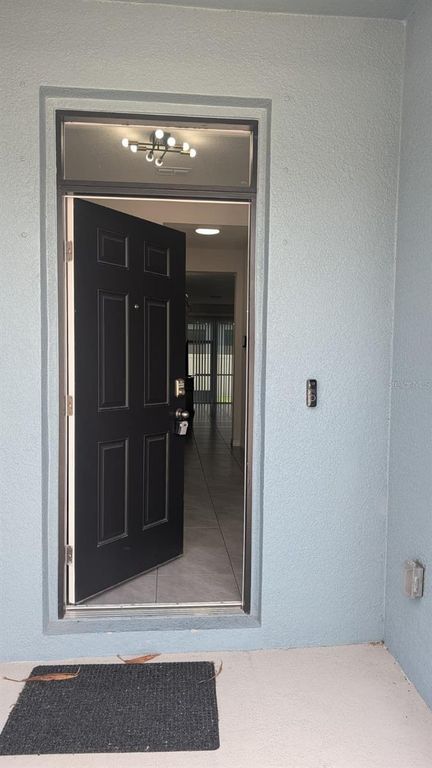 Image 2 of property listing at 4015 BLUE BANKS LANE, Bradenton, FL 34208