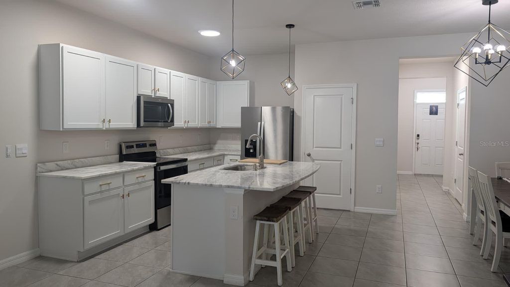 Image 12 of property listing at 4015 BLUE BANKS LANE, Bradenton, FL 34208