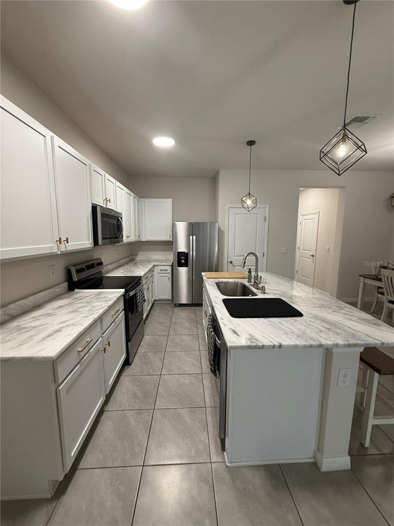 Image 13 of property listing at 4015 BLUE BANKS LANE, Bradenton, FL 34208