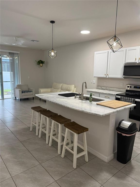 Image 10 of property listing at 4015 BLUE BANKS LANE, Bradenton, FL 34208