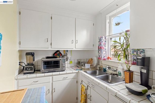 1527 8th St, Alameda, CA 94501