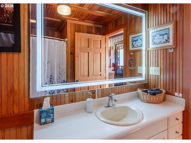 7111 Nw LOGAN Rd, Lincoln City, OR 97367