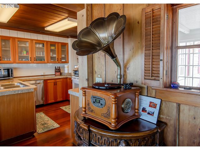 7111 Nw LOGAN Rd, Lincoln City, OR 97367