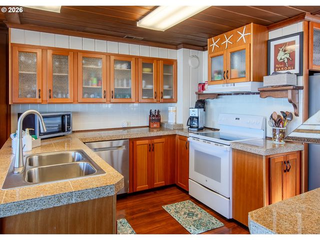 7111 Nw LOGAN Rd, Lincoln City, OR 97367
