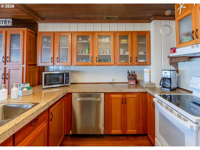 7111 Nw LOGAN Rd, Lincoln City, OR 97367