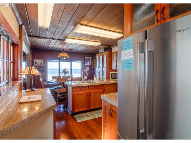 7111 Nw LOGAN Rd, Lincoln City, OR 97367