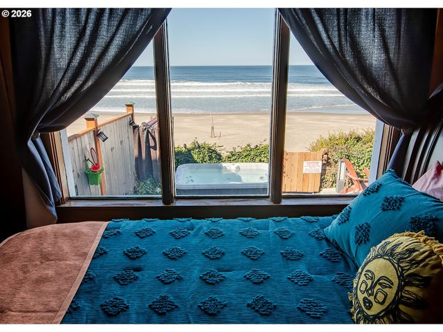 7111 Nw LOGAN Rd, Lincoln City, OR 97367