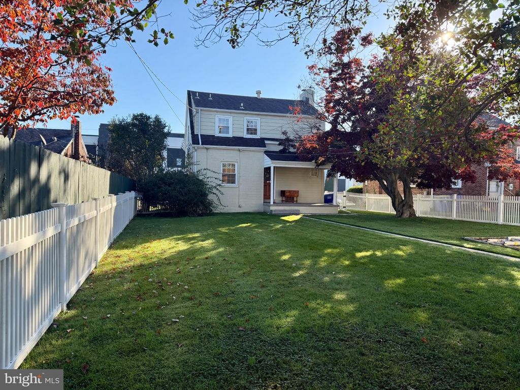 Image 3 of property listing at 710 S OGONTZ ST, York, PA 17403