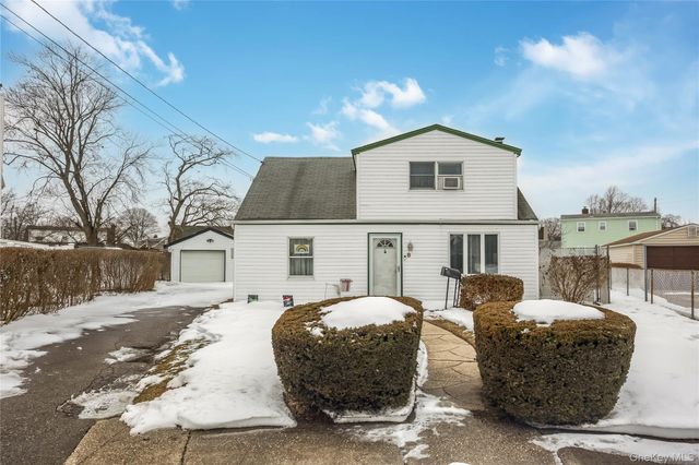 8 Carmans Court, Farmingdale, NY 11735