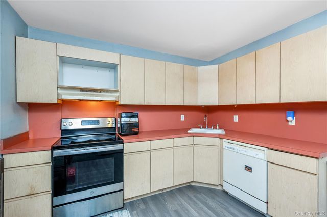 8 Carmans Court, Farmingdale, NY 11735