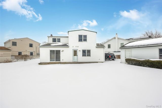 8 Carmans Court, Farmingdale, NY 11735