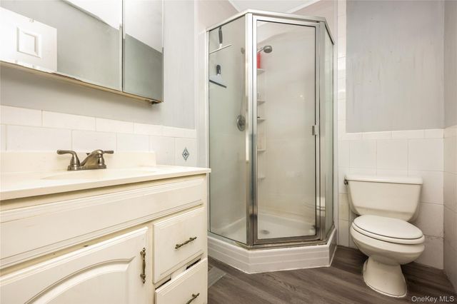 8 Carmans Court, Farmingdale, NY 11735