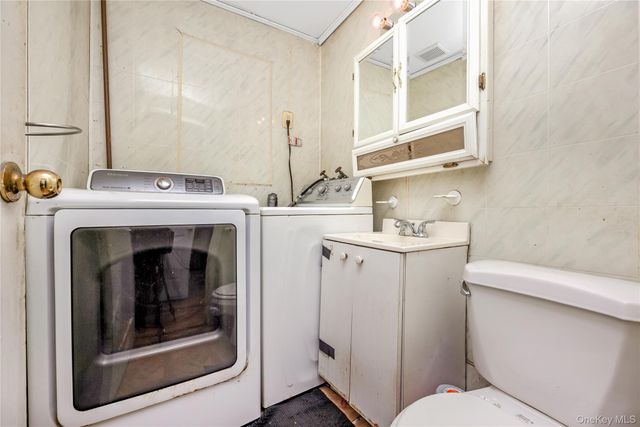 8 Carmans Court, Farmingdale, NY 11735