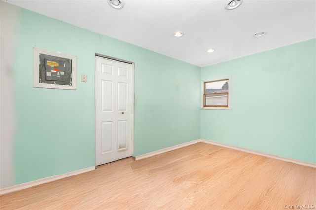 8 Carmans Court, Farmingdale, NY 11735