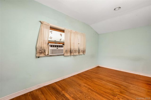 8 Carmans Court, Farmingdale, NY 11735