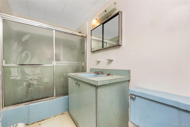 8 Carmans Court, Farmingdale, NY 11735