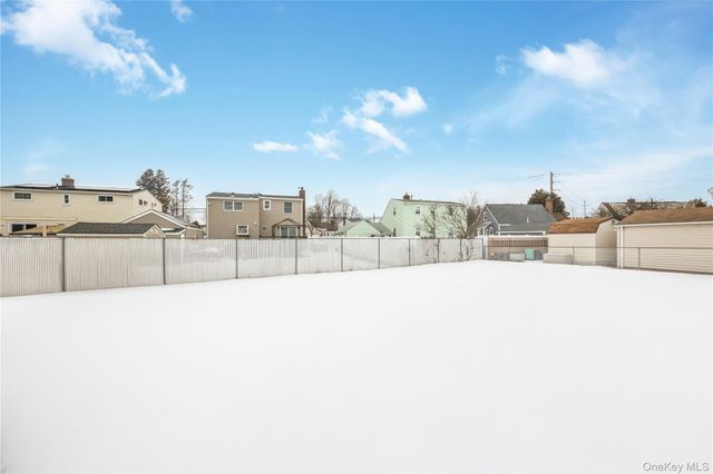 8 Carmans Court, Farmingdale, NY 11735