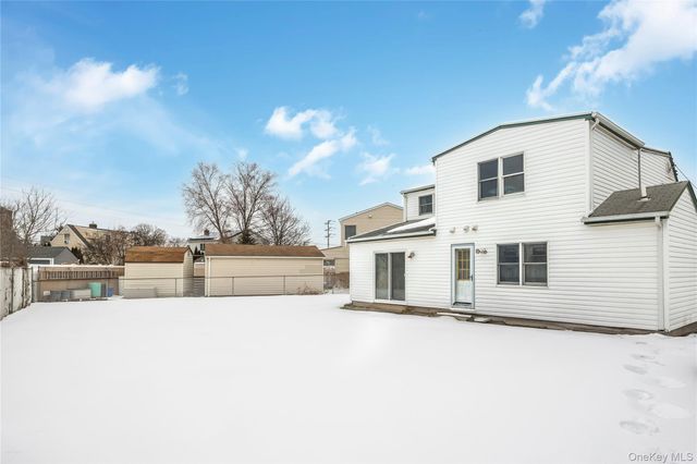 8 Carmans Court, Farmingdale, NY 11735