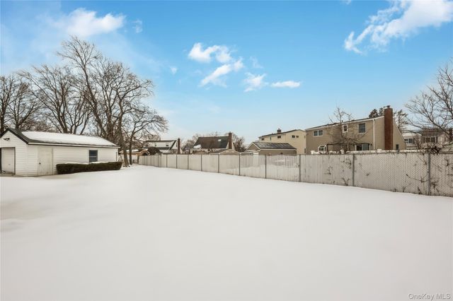 8 Carmans Court, Farmingdale, NY 11735