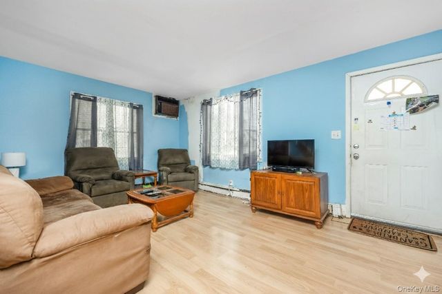 8 Carmans Court, Farmingdale, NY 11735