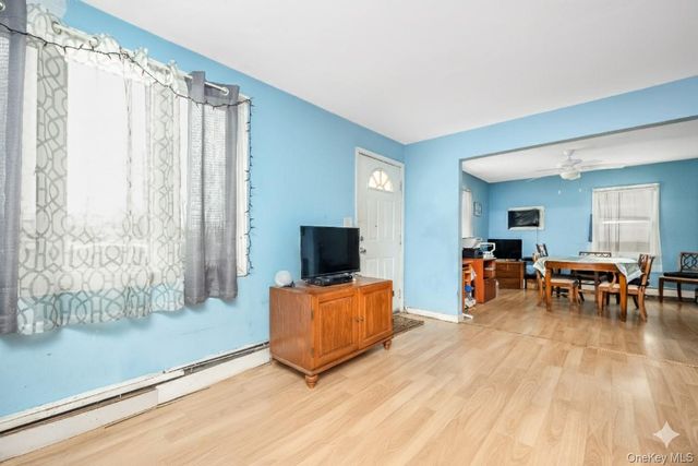 8 Carmans Court, Farmingdale, NY 11735