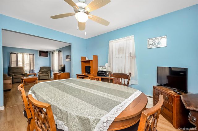 8 Carmans Court, Farmingdale, NY 11735