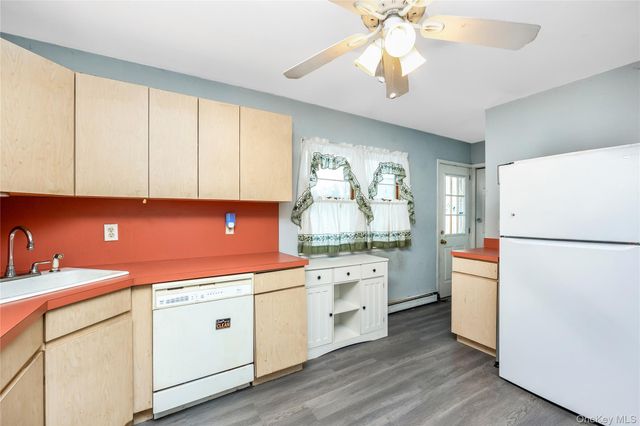 8 Carmans Court, Farmingdale, NY 11735