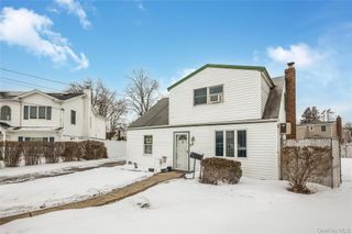 8 Carmans Court, Farmingdale, NY 11735