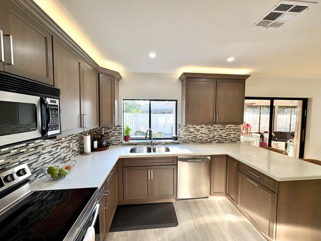 3 Kyle Way, Boynton Beach, FL 33426