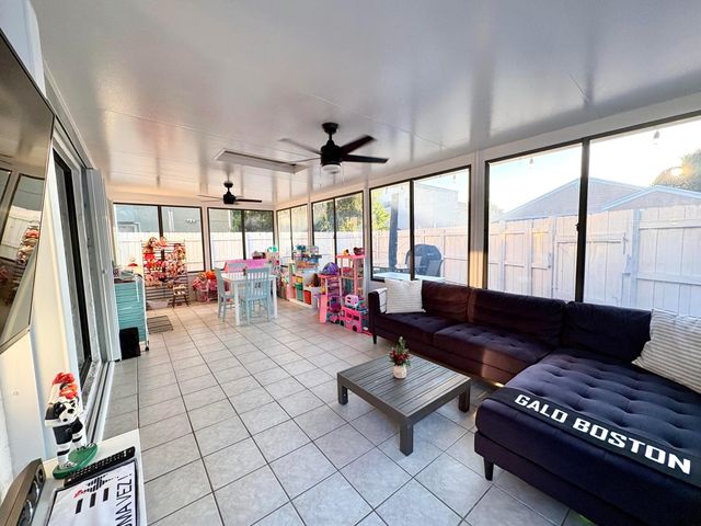 3 Kyle Way, Boynton Beach, FL 33426