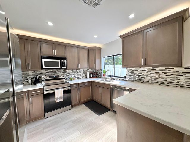 3 Kyle Way, Boynton Beach, FL 33426