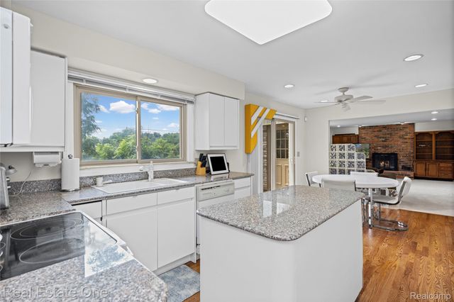 33615 Heritage Hills Drive, Farmington Hills, MI 48331