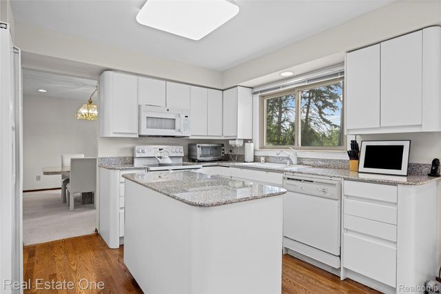 33615 Heritage Hills Drive, Farmington Hills, MI 48331