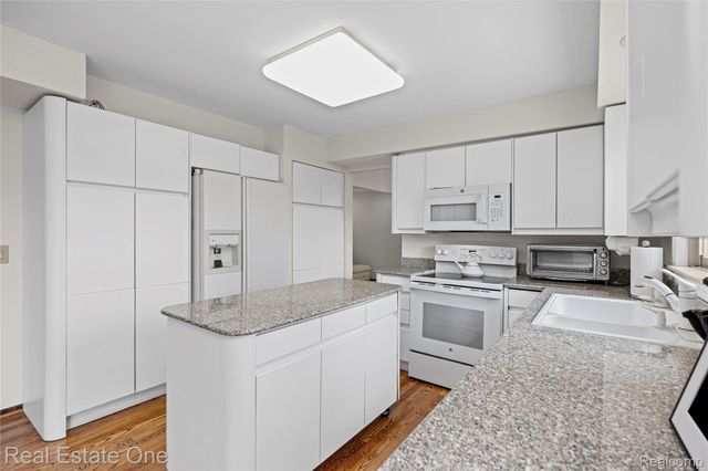 33615 Heritage Hills Drive, Farmington Hills, MI 48331