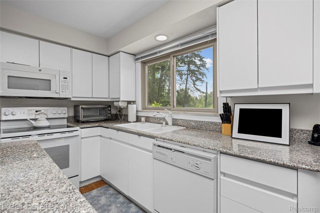 33615 Heritage Hills Drive, Farmington Hills, MI 48331