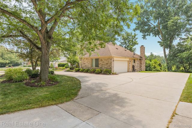 33615 Heritage Hills Drive, Farmington Hills, MI 48331