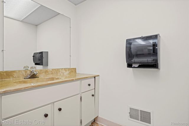 33615 Heritage Hills Drive, Farmington Hills, MI 48331