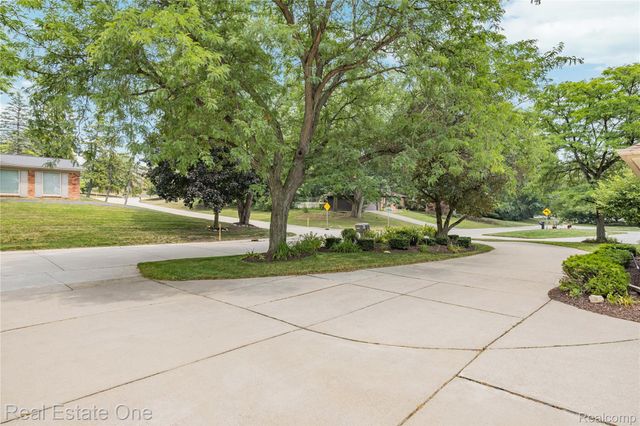 33615 Heritage Hills Drive, Farmington Hills, MI 48331