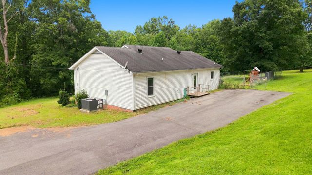 325 Clyde Wix Rd, Westmoreland, TN 37186