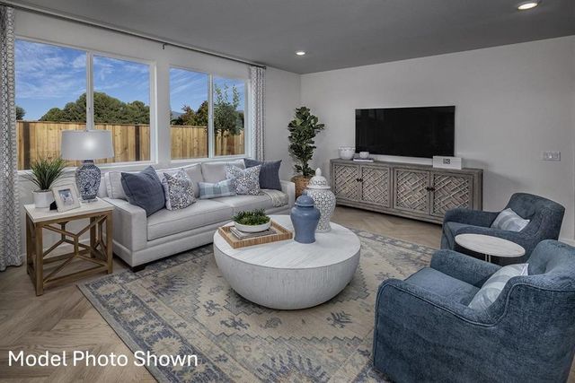 2060 Peony Street, Hollister, CA 95023