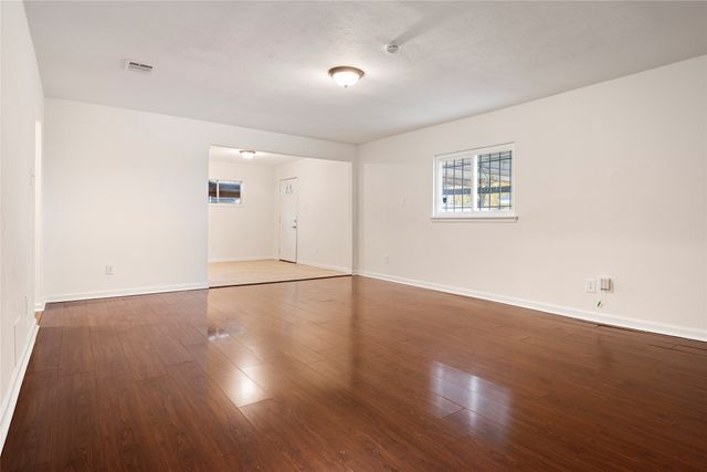 2611 W Amherst Avenue, Dallas, TX 75235