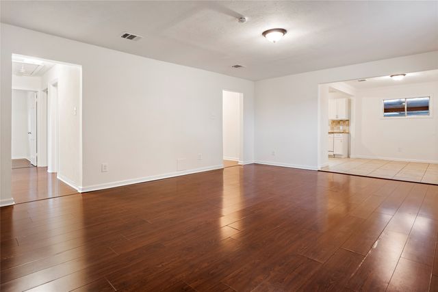 2611 W Amherst Avenue, Dallas, TX 75235